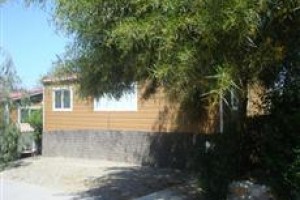 Camping Presa de la Viñuela Bungalows Image