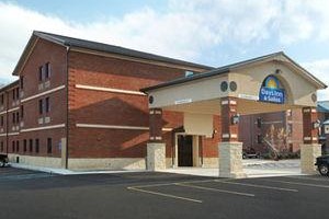 Days Inn And Suites Jeffersonville Image