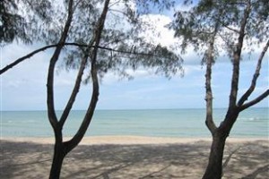 Laem Kum Beach Resort Thap Sakae Image